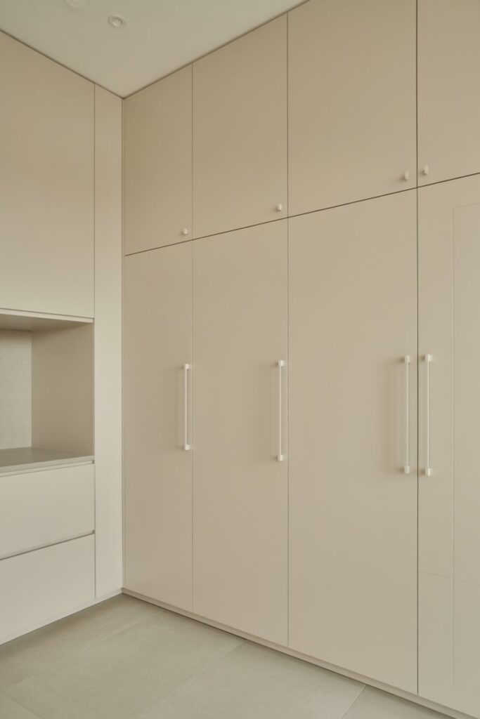 Streamline with Closed Cabinets (in Light Hues)